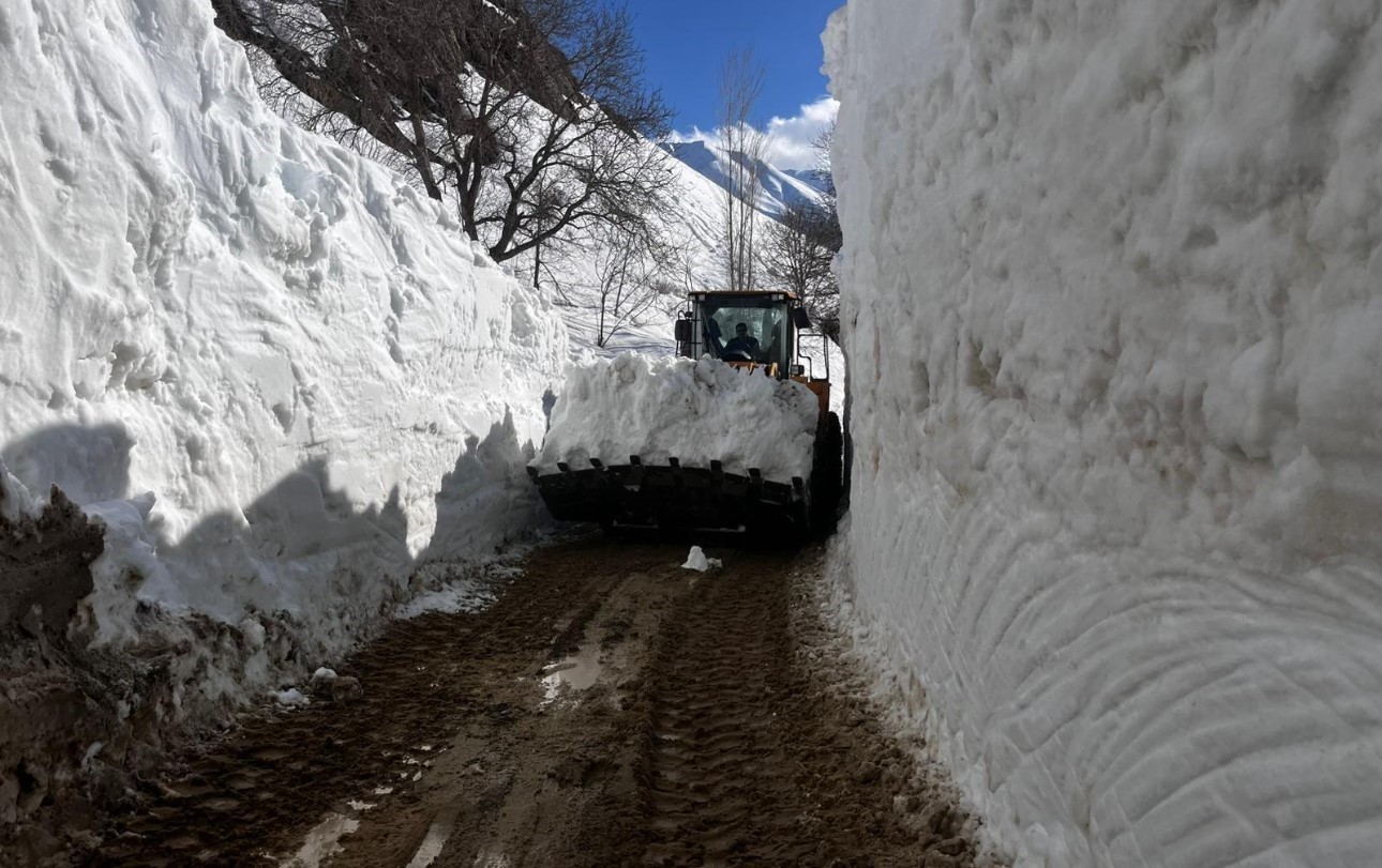 Yüksekova’da nisan ayında 6 metrelik kar tünelleri
