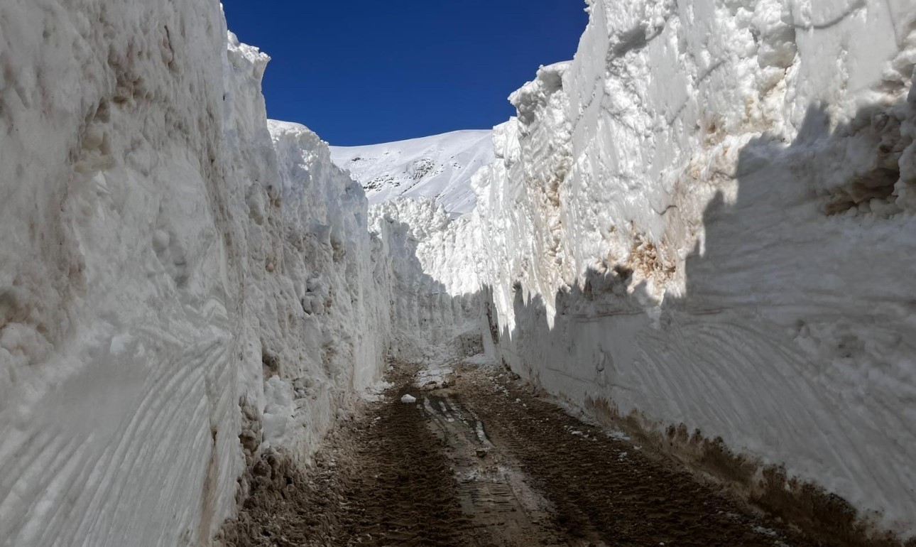 Yüksekova’da nisan ayında 6 metrelik kar tünelleri
