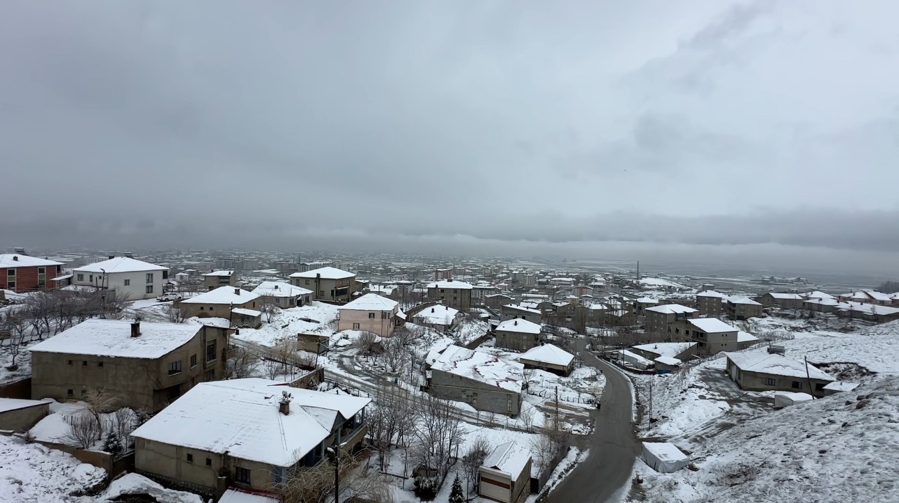 Yüksekova’da nisan ayında kar esareti
