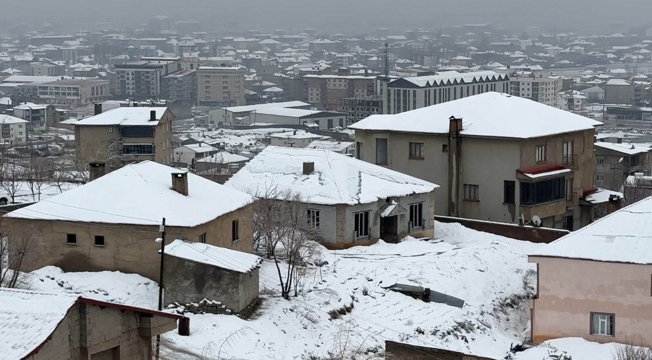 Yüksekova’da nisan ayında kar esareti
