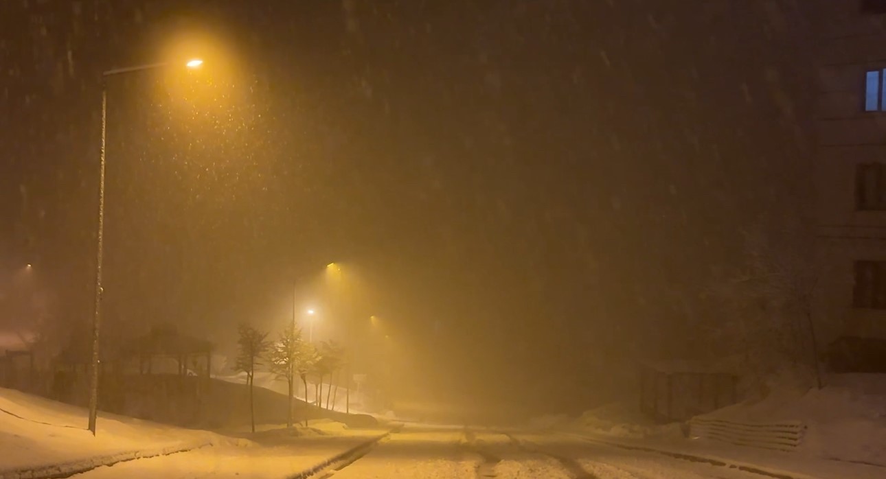 Yüksekova’da nisan karı: İlçe yeniden beyaza büründü, kartpostallık görüntüler ortaya çıktı
Yüksekova’da nisan karı: İlçe yeniden beyaza büründü, kartpostallık görüntüler ortaya çıktı