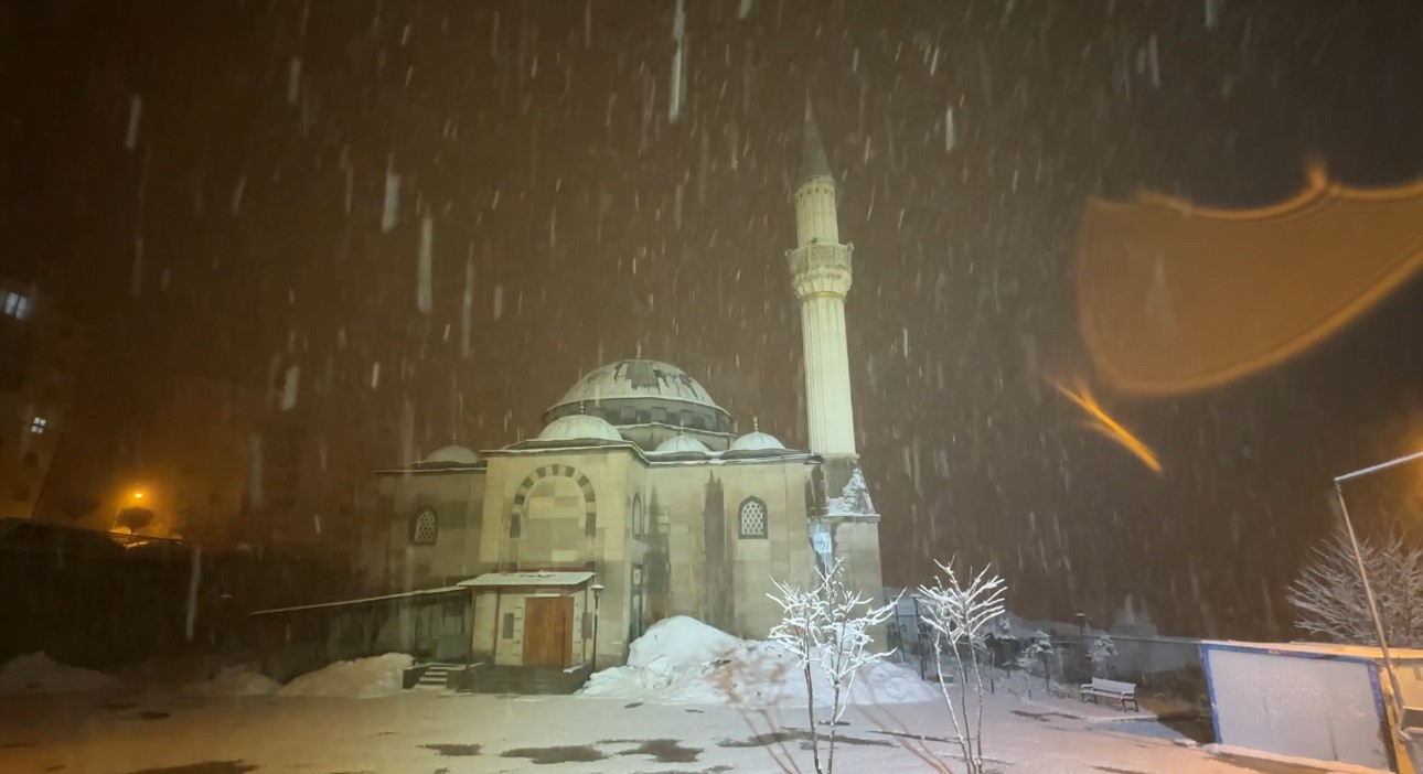 Yüksekova’da nisan karı: İlçe yeniden beyaza büründü, kartpostallık görüntüler ortaya çıktı
Yüksekova’da nisan karı: İlçe yeniden beyaza büründü, kartpostallık görüntüler ortaya çıktı