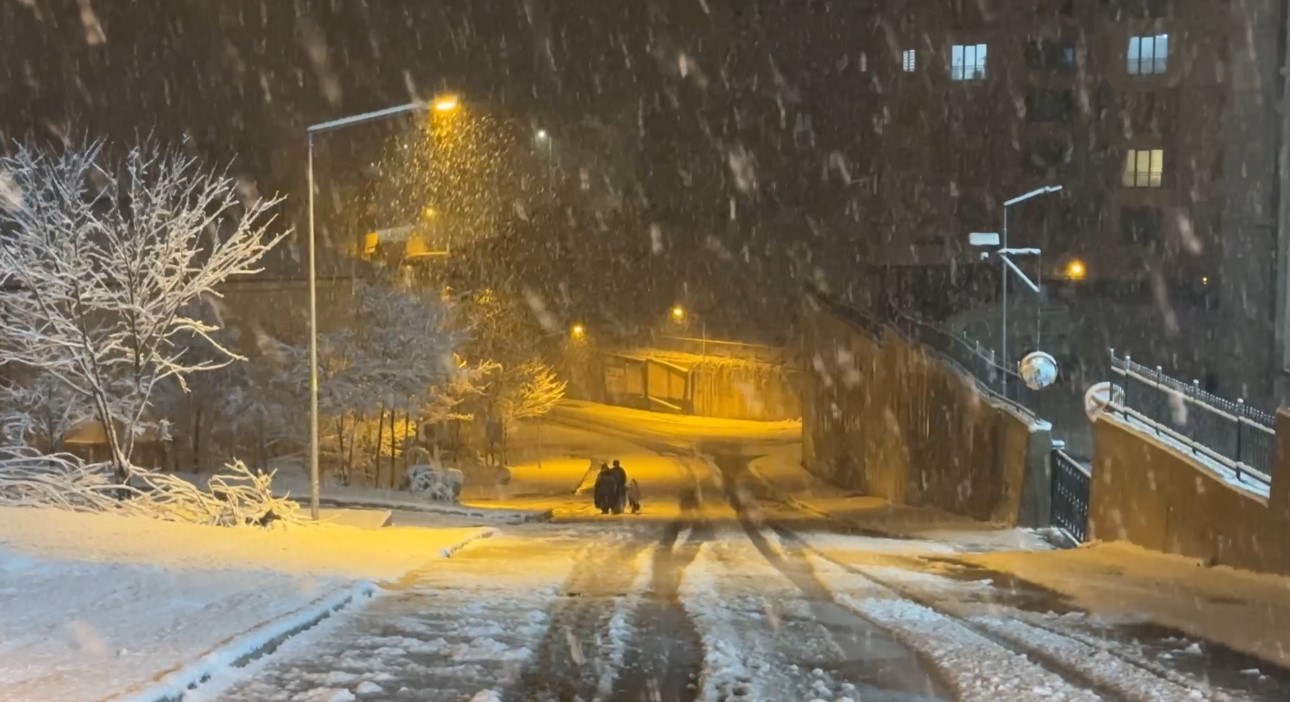 Yüksekova’da nisan karı: İlçe yeniden beyaza büründü, kartpostallık görüntüler ortaya çıktı
Yüksekova’da nisan karı: İlçe yeniden beyaza büründü, kartpostallık görüntüler ortaya çıktı