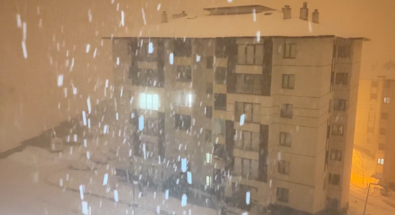 Yüksekova’da nisan karı: İlçe yeniden beyaza büründü, kartpostallık görüntüler ortaya çıktı
Yüksekova’da nisan karı: İlçe yeniden beyaza büründü, kartpostallık görüntüler ortaya çıktı