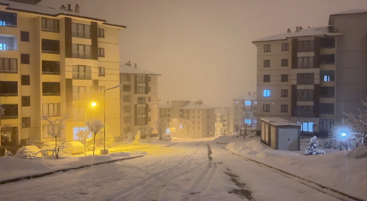 Yüksekova’da nisan karı: İlçe yeniden beyaza büründü, kartpostallık görüntüler ortaya çıktı
Yüksekova’da nisan karı: İlçe yeniden beyaza büründü, kartpostallık görüntüler ortaya çıktı