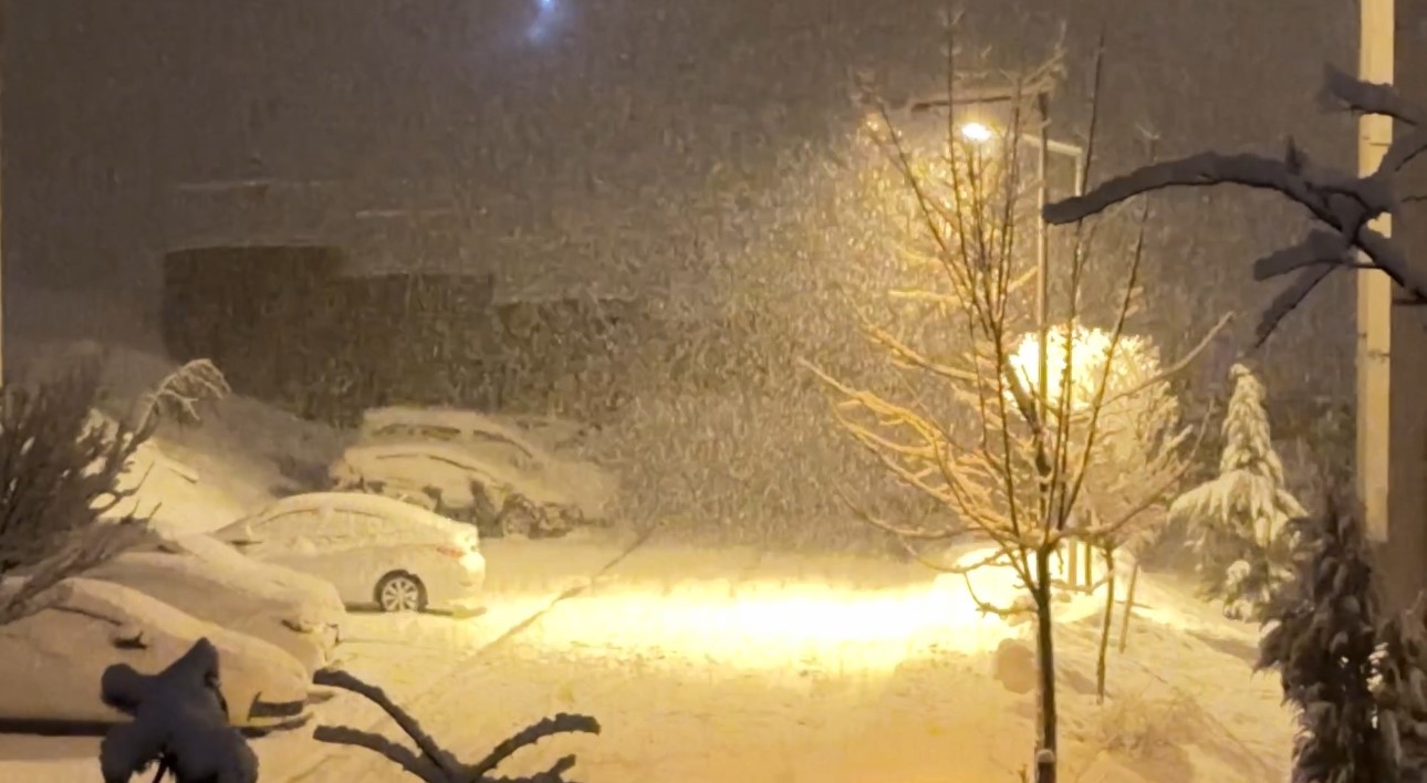 Yüksekova’da nisan karı: İlçe yeniden beyaza büründü, kartpostallık görüntüler ortaya çıktı
Yüksekova’da nisan karı: İlçe yeniden beyaza büründü, kartpostallık görüntüler ortaya çıktı