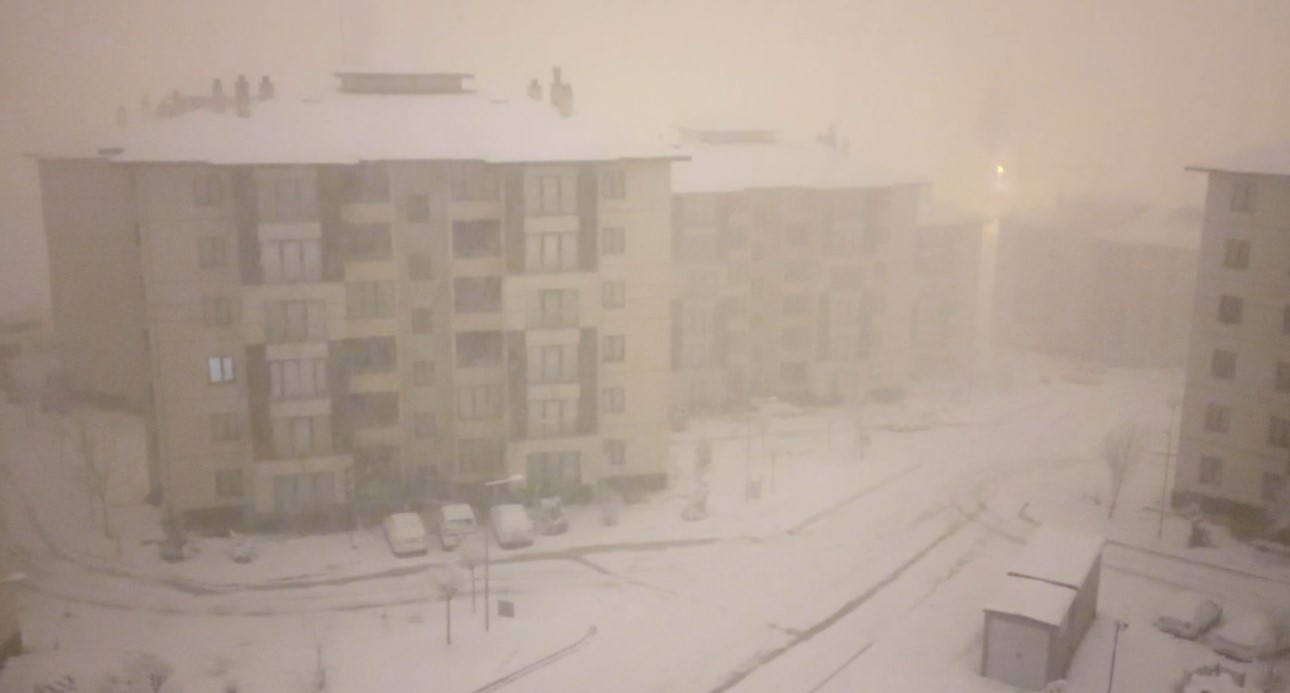 Yüksekova’da nisan karı: İlçe yeniden beyaza büründü, kartpostallık görüntüler ortaya çıktı
Yüksekova’da nisan karı: İlçe yeniden beyaza büründü, kartpostallık görüntüler ortaya çıktı