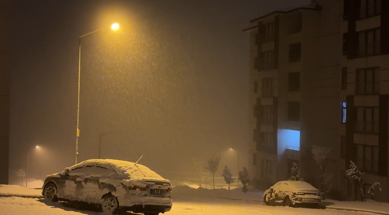 Yüksekova’da nisan karı: İlçe yeniden beyaza büründü, kartpostallık görüntüler ortaya çıktı
Yüksekova’da nisan karı: İlçe yeniden beyaza büründü, kartpostallık görüntüler ortaya çıktı