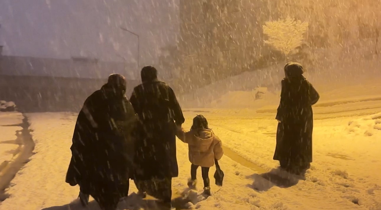 Yüksekova’da nisan karı: İlçe yeniden beyaza büründü, kartpostallık görüntüler ortaya çıktı
Yüksekova’da nisan karı: İlçe yeniden beyaza büründü, kartpostallık görüntüler ortaya çıktı