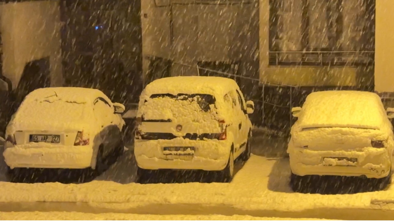 Yüksekova’da nisan karı: İlçe yeniden beyaza büründü, kartpostallık görüntüler ortaya çıktı
Yüksekova’da nisan karı: İlçe yeniden beyaza büründü, kartpostallık görüntüler ortaya çıktı