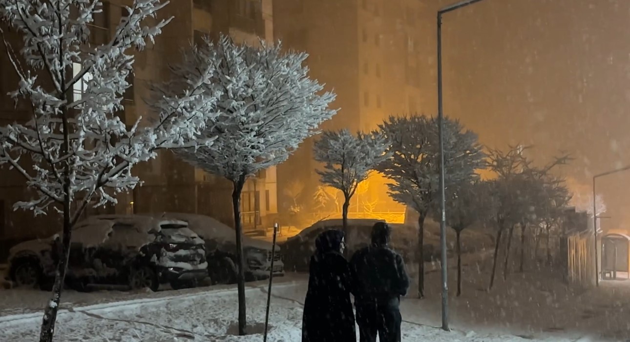 Yüksekova’da nisan karı: İlçe yeniden beyaza büründü, kartpostallık görüntüler ortaya çıktı
Yüksekova’da nisan karı: İlçe yeniden beyaza büründü, kartpostallık görüntüler ortaya çıktı