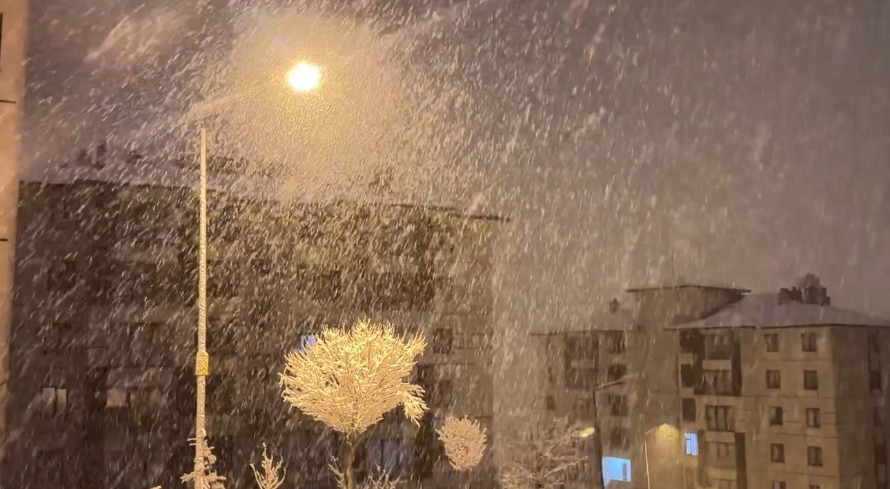 Yüksekova’da nisan karı: İlçe yeniden beyaza büründü, kartpostallık görüntüler ortaya çıktı
Yüksekova’da nisan karı: İlçe yeniden beyaza büründü, kartpostallık görüntüler ortaya çıktı