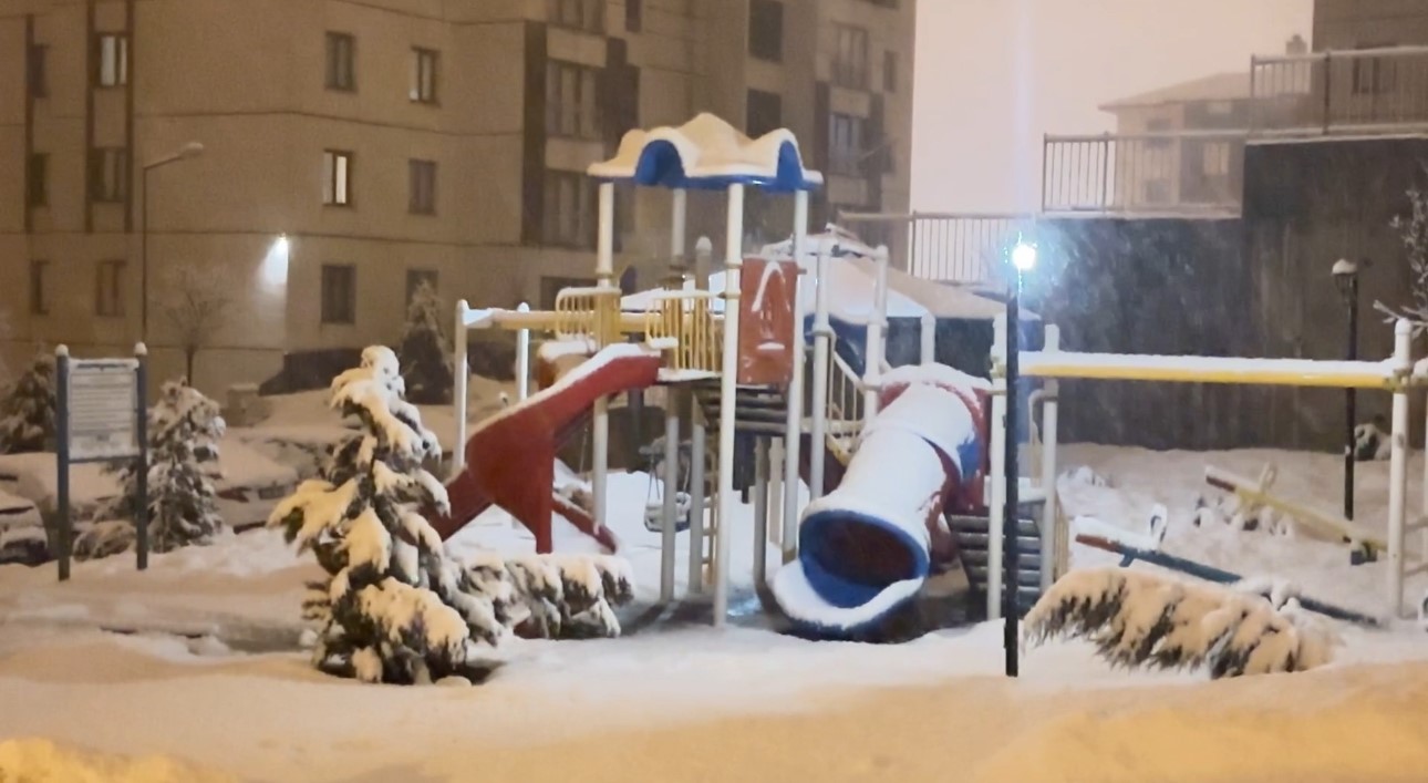 Yüksekova’da nisan karı: İlçe yeniden beyaza büründü, kartpostallık görüntüler ortaya çıktı
Yüksekova’da nisan karı: İlçe yeniden beyaza büründü, kartpostallık görüntüler ortaya çıktı