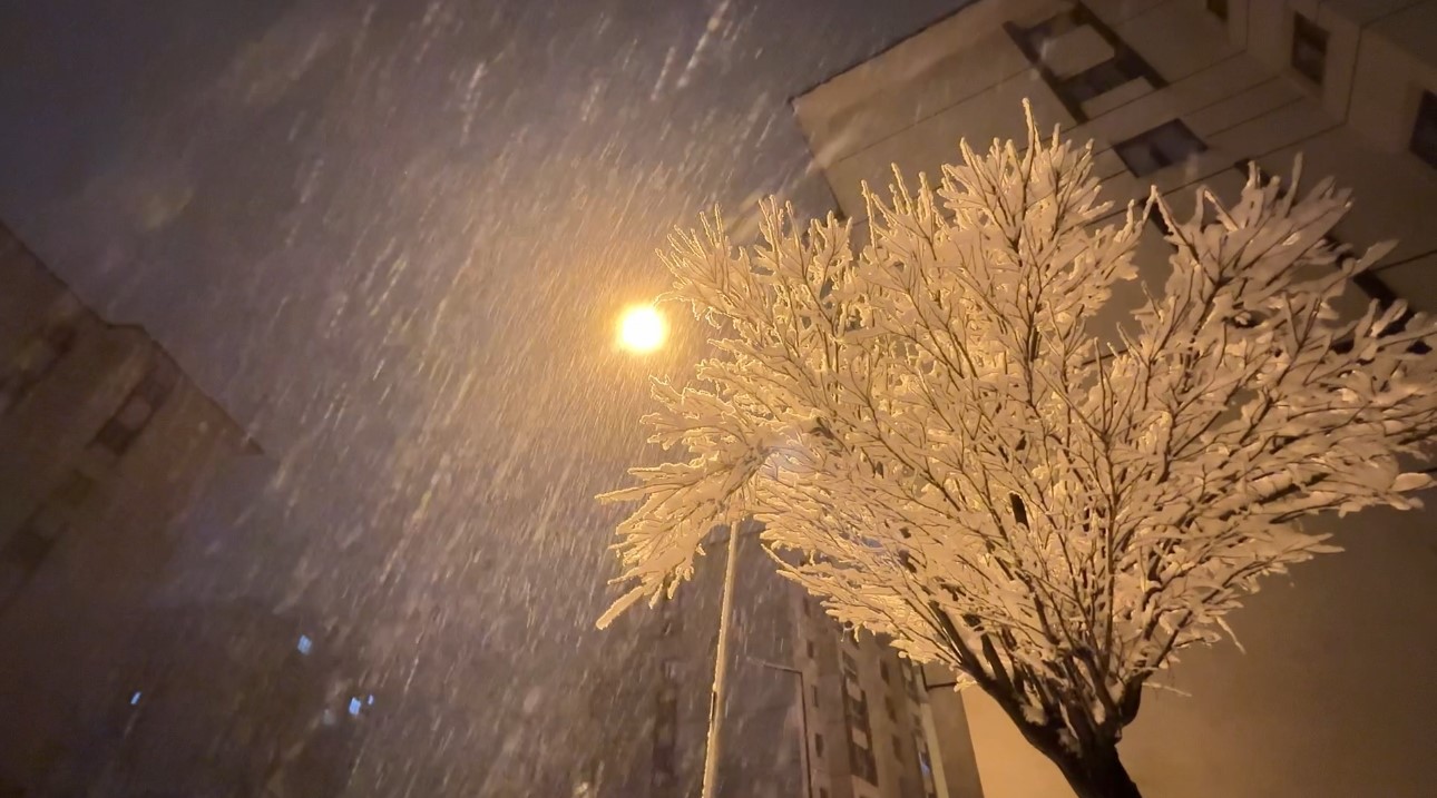 Yüksekova’da nisan karı: İlçe yeniden beyaza büründü, kartpostallık görüntüler ortaya çıktı
Yüksekova’da nisan karı: İlçe yeniden beyaza büründü, kartpostallık görüntüler ortaya çıktı