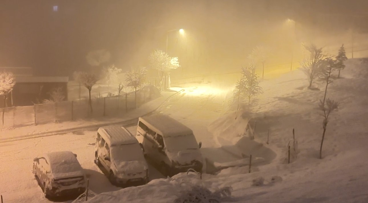 Yüksekova’da nisan karı: İlçe yeniden beyaza büründü, kartpostallık görüntüler ortaya çıktı
Yüksekova’da nisan karı: İlçe yeniden beyaza büründü, kartpostallık görüntüler ortaya çıktı