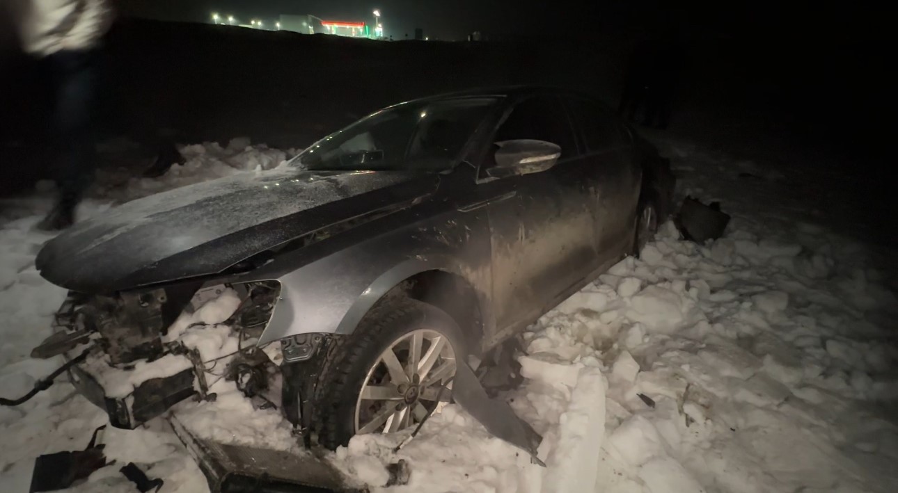 Yüksekova’da otomobil 30 metre savrularak kar yığınına saplandı: 3 yaralı
