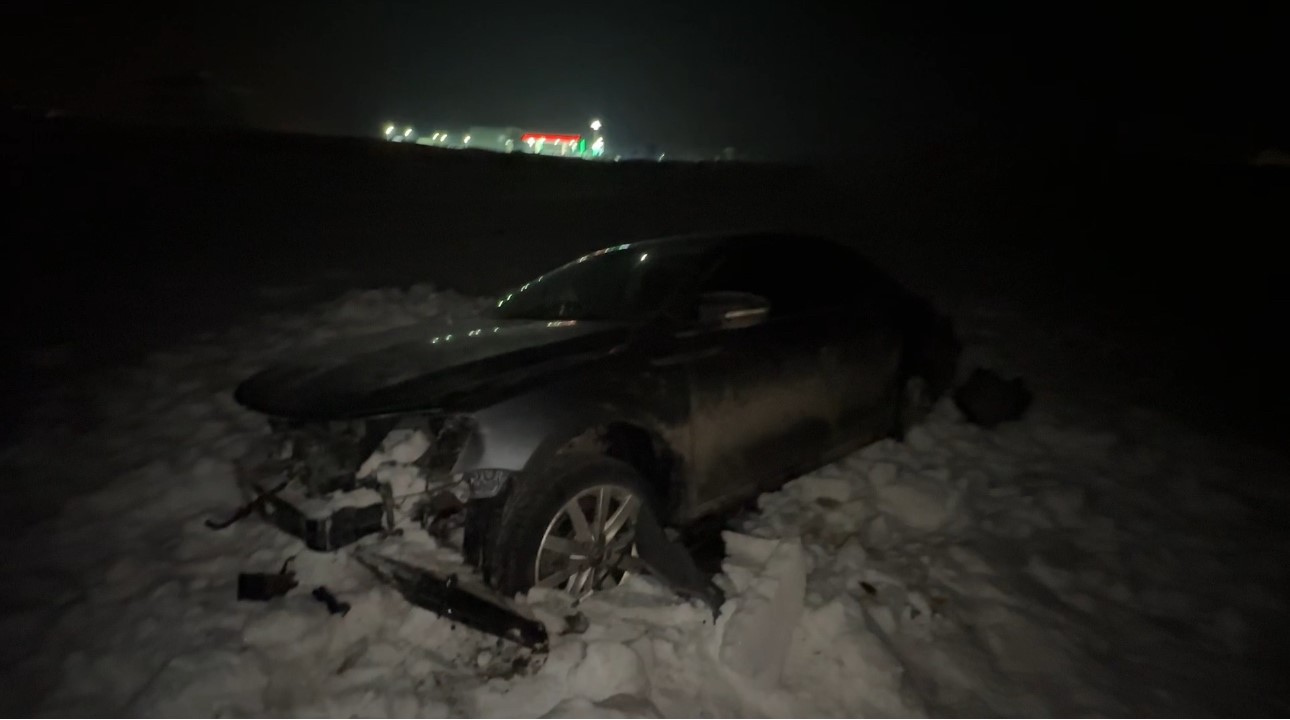 Yüksekova’da otomobil 30 metre savrularak kar yığınına saplandı: 3 yaralı
