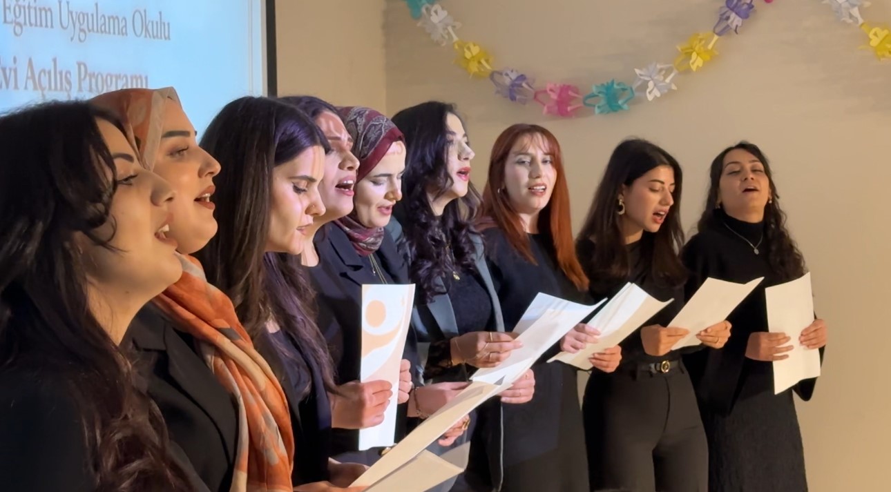 Yüksekova’da özel öğrenciler için ’Uygulama Evi’ açıldı
Yüksekova’da özel öğrenciler için ’Uygulama Evi’ açıldı