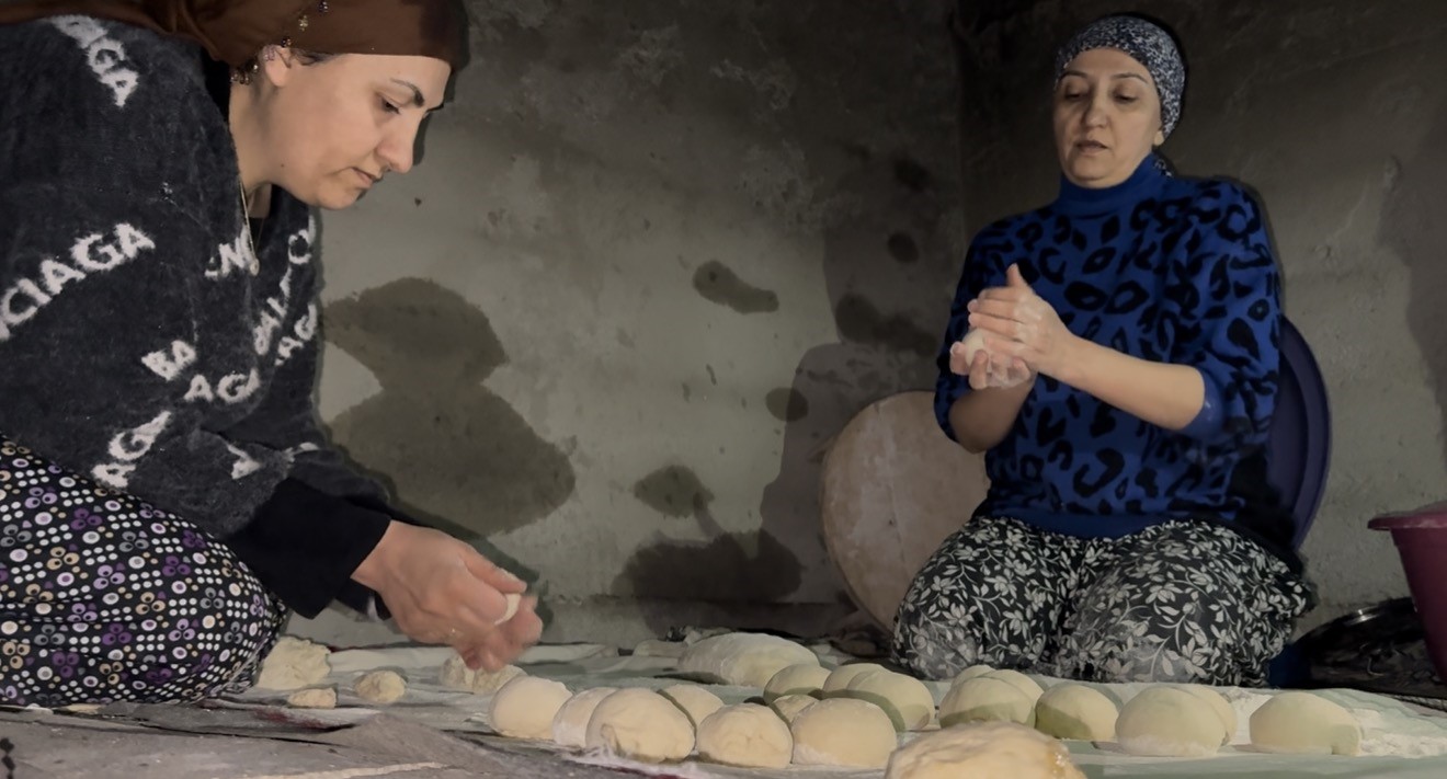 Yüksekova’da Ramazan hazırlığı: 3 kız kardeşten tandır başında tatlı mesaisi
