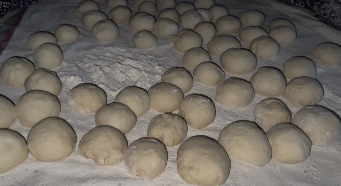 Yüksekova’da Ramazan hazırlığı: 3 kız kardeşten tandır başında tatlı mesaisi
