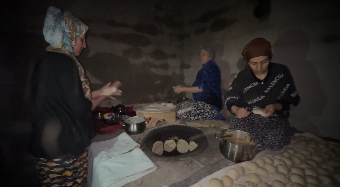 Yüksekova’da Ramazan hazırlığı: 3 kız kardeşten tandır başında tatlı mesaisi
