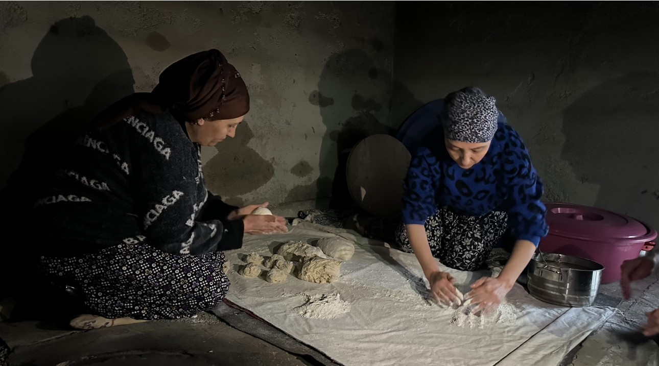 Yüksekova’da Ramazan hazırlığı: 3 kız kardeşten tandır başında tatlı mesaisi
