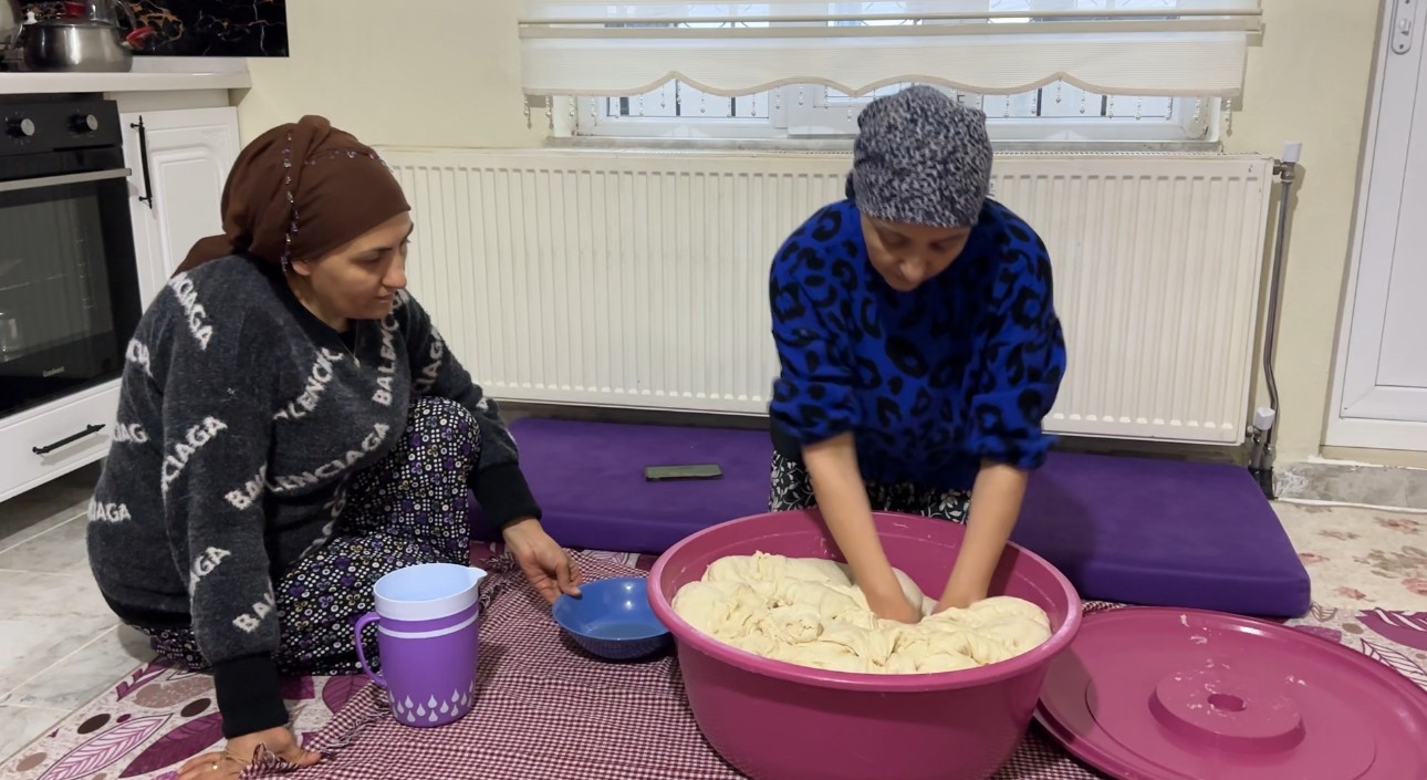 Yüksekova’da Ramazan hazırlığı: 3 kız kardeşten tandır başında tatlı mesaisi
