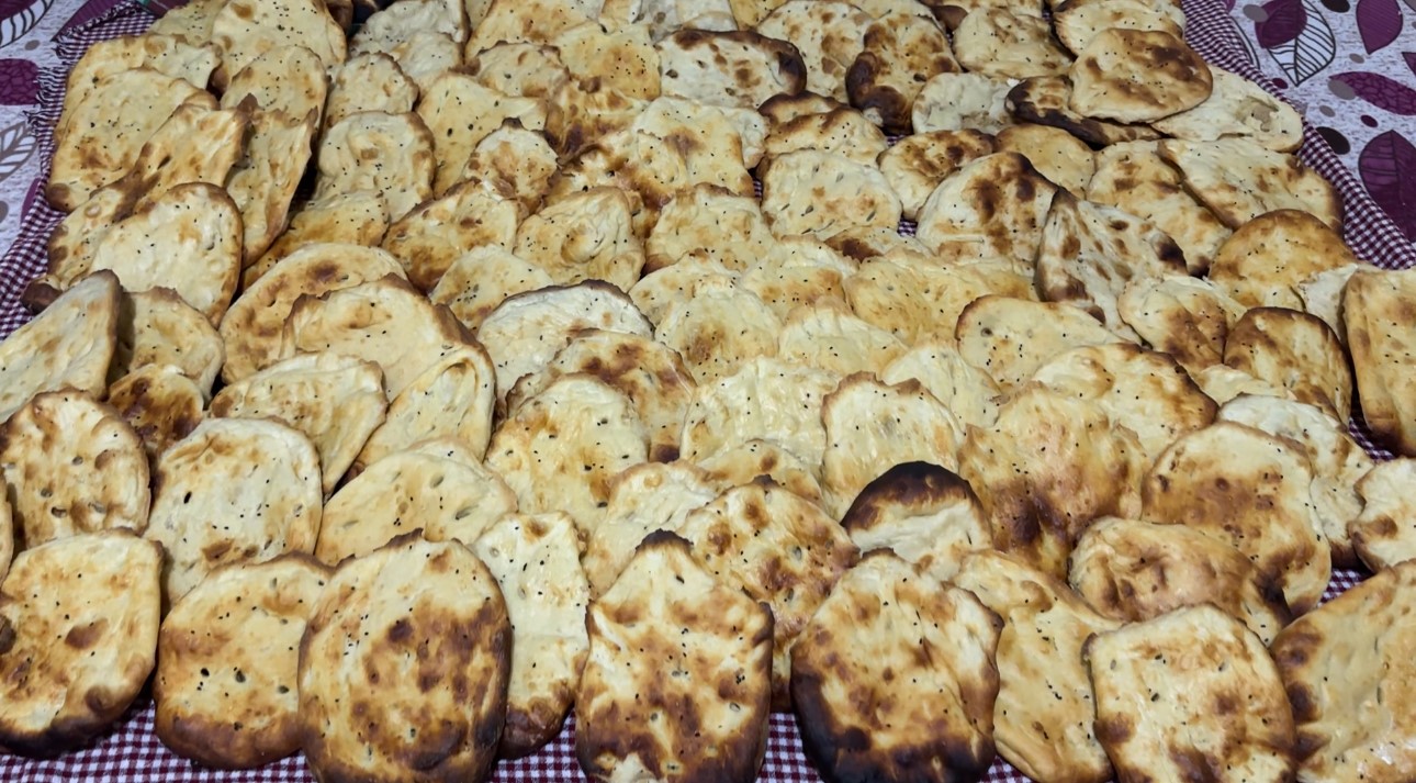 Yüksekova’da Ramazan hazırlığı: 3 kız kardeşten tandır başında tatlı mesaisi
