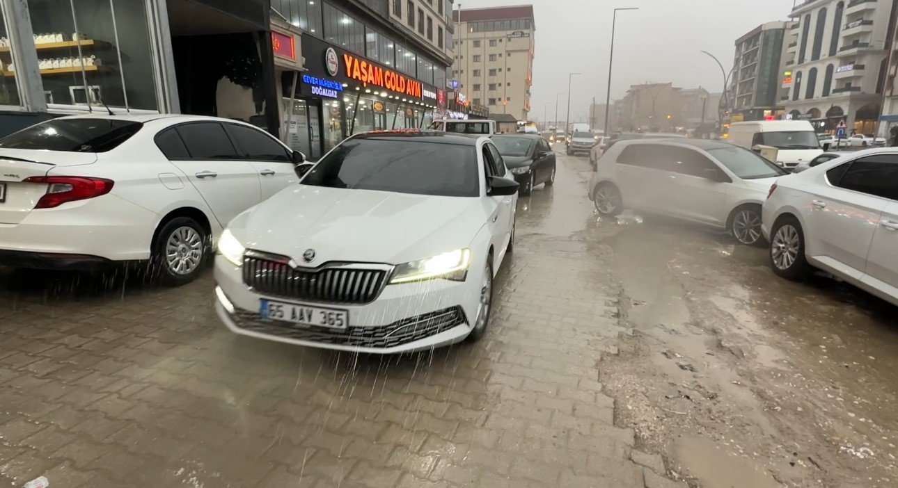 Yüksekova’da sağanak yağış etkili oldu
