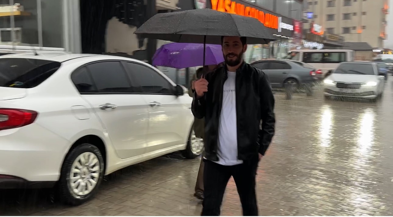 Yüksekova’da sağanak yağış etkili oldu
