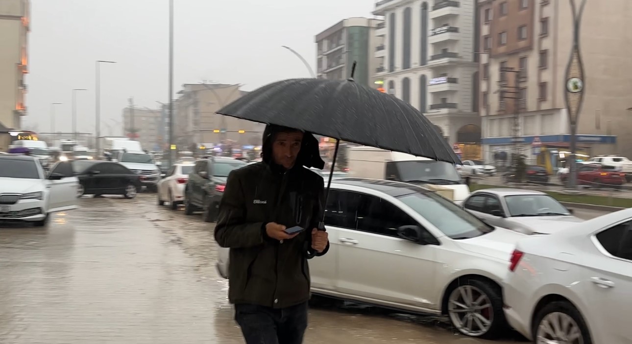 Yüksekova’da sağanak yağış etkili oldu
