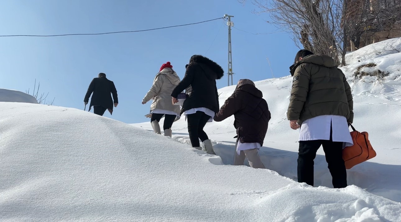 Yüksekova’da sağlık ordusu zorlu coğrafyaya meydan okuyor: 1,5 metrelik karı aşarak vatandaşlara şifa dağıttılar

