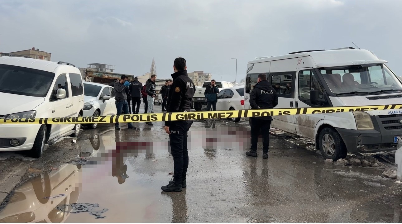 Yüksekova’da silahlı intihar girişimi: 1 ağır yaralı
