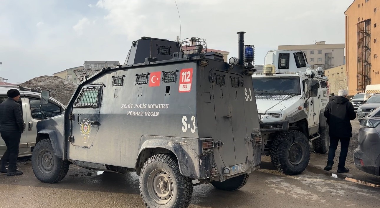 Yüksekova’da silahlı intihar girişimi: 1 ağır yaralı

