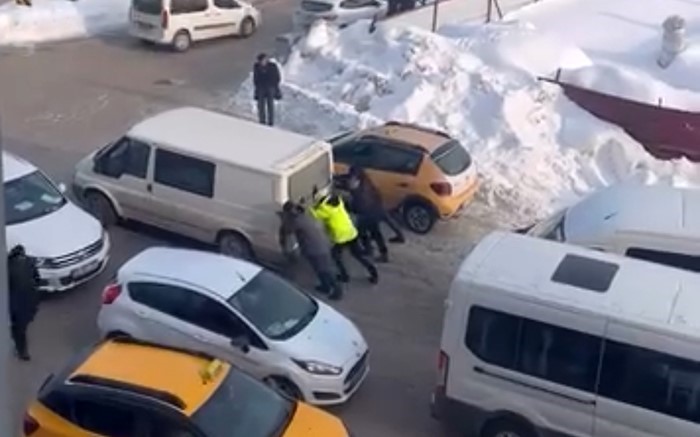 Yüksekova’da soğuk havada iç ısıtan hareket: Trafik polisi mahsur kalan aracı iterek kurtardı
