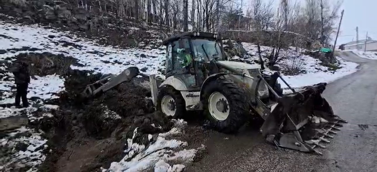 Yüksekova’da su arızası giderilirken 1 metrelik yılan çıktı
