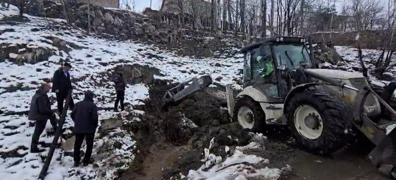 Yüksekova’da su arızası giderilirken 1 metrelik yılan çıktı
