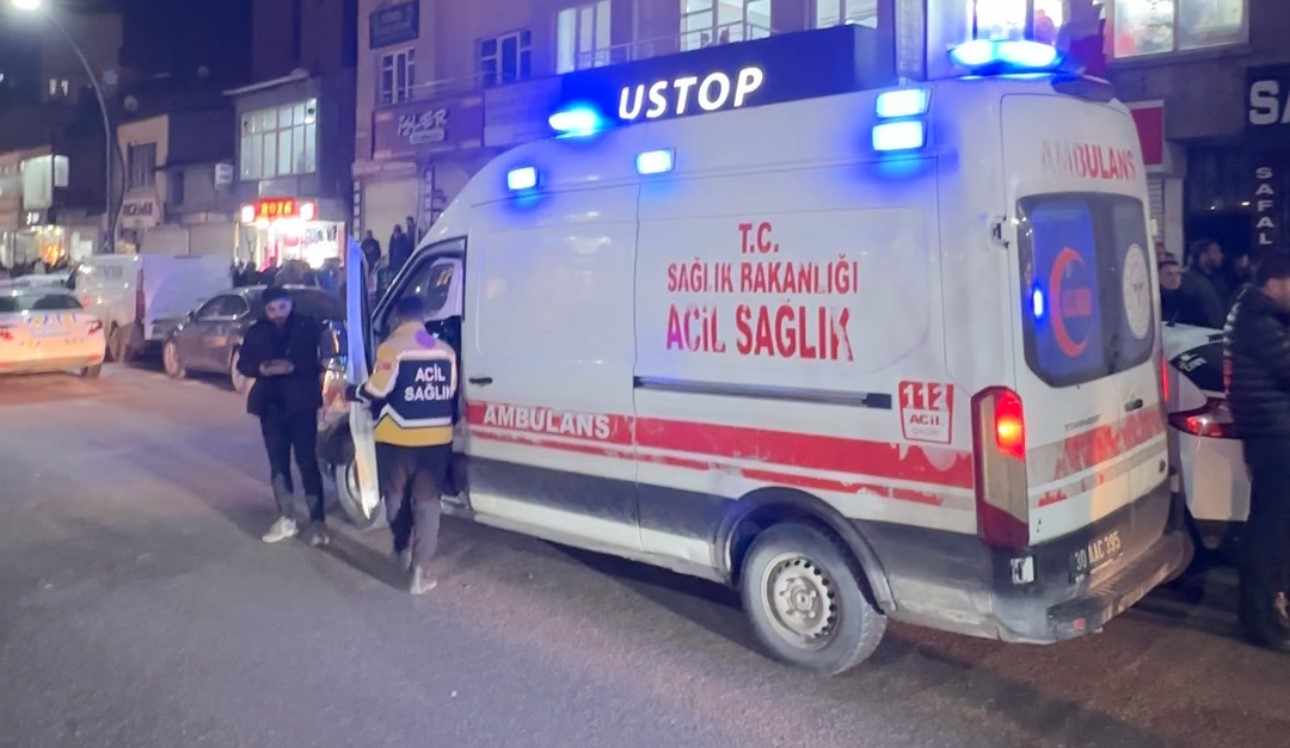 Yüksekova’da taşlı sopalı kavga: 1’i polis 2 yaralı
