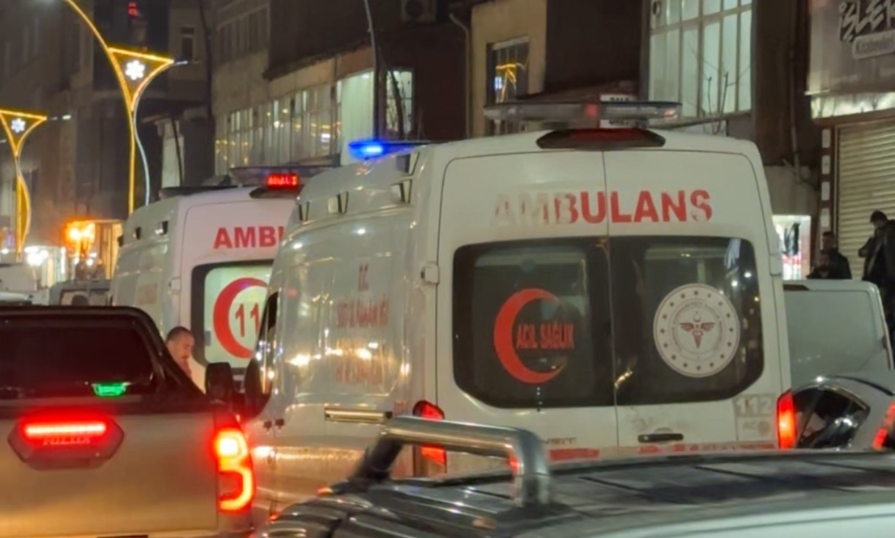 Yüksekova’da taşlı sopalı kavga: 1’i polis 2 yaralı
