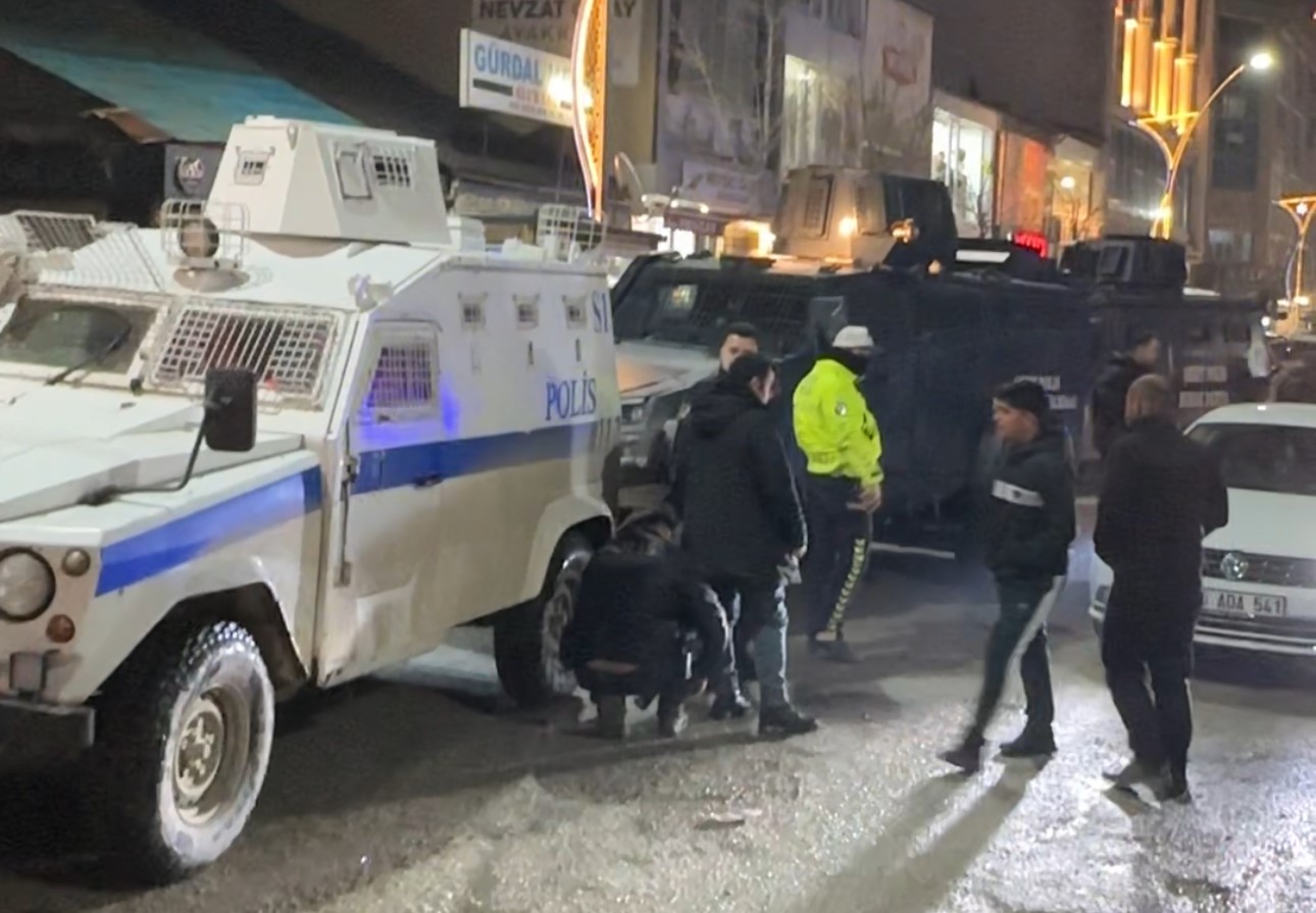 Yüksekova’da taşlı sopalı kavga: 1’i polis 2 yaralı

