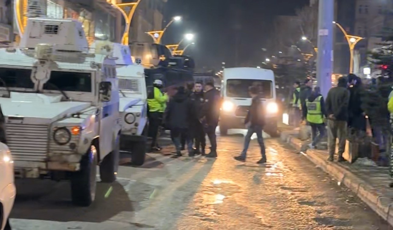 Yüksekova’da taşlı sopalı kavga: 1’i polis 2 yaralı
