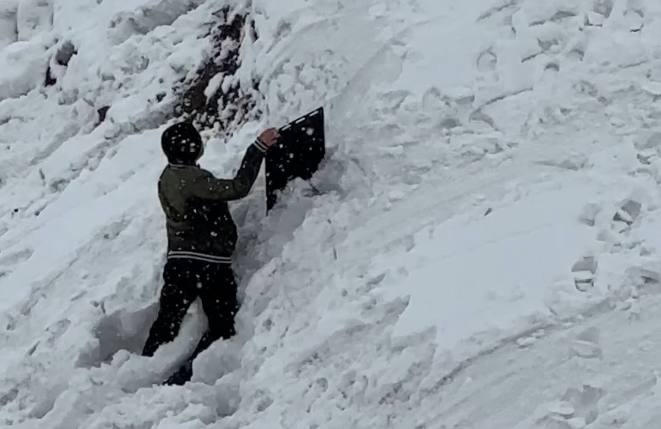 Yüksekova’da tepsiler kızak oldu, karlı yamaçlar oyun alanına dönüştü
