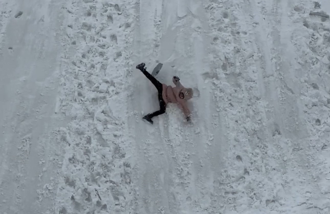 Yüksekova’da tepsiler kızak oldu, karlı yamaçlar oyun alanına dönüştü
