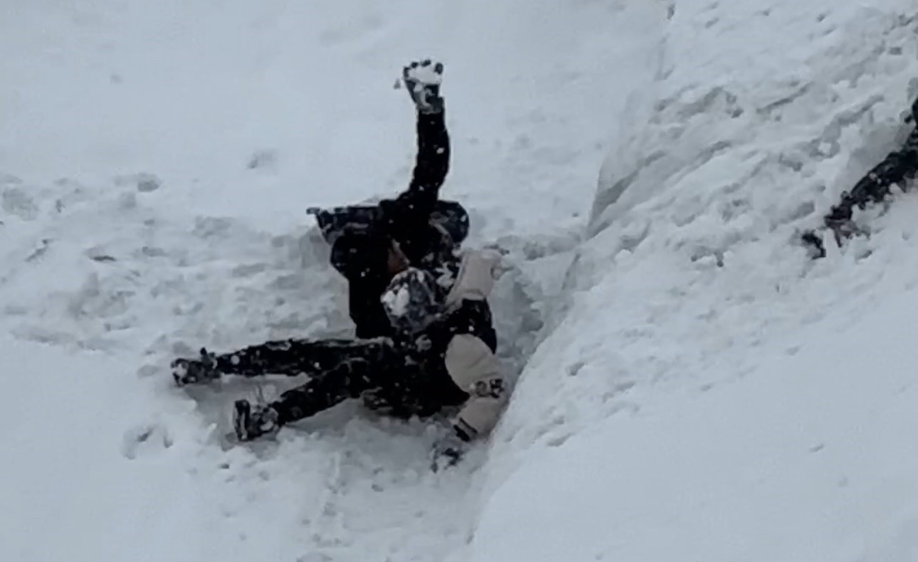 Yüksekova’da tepsiler kızak oldu, karlı yamaçlar oyun alanına dönüştü
