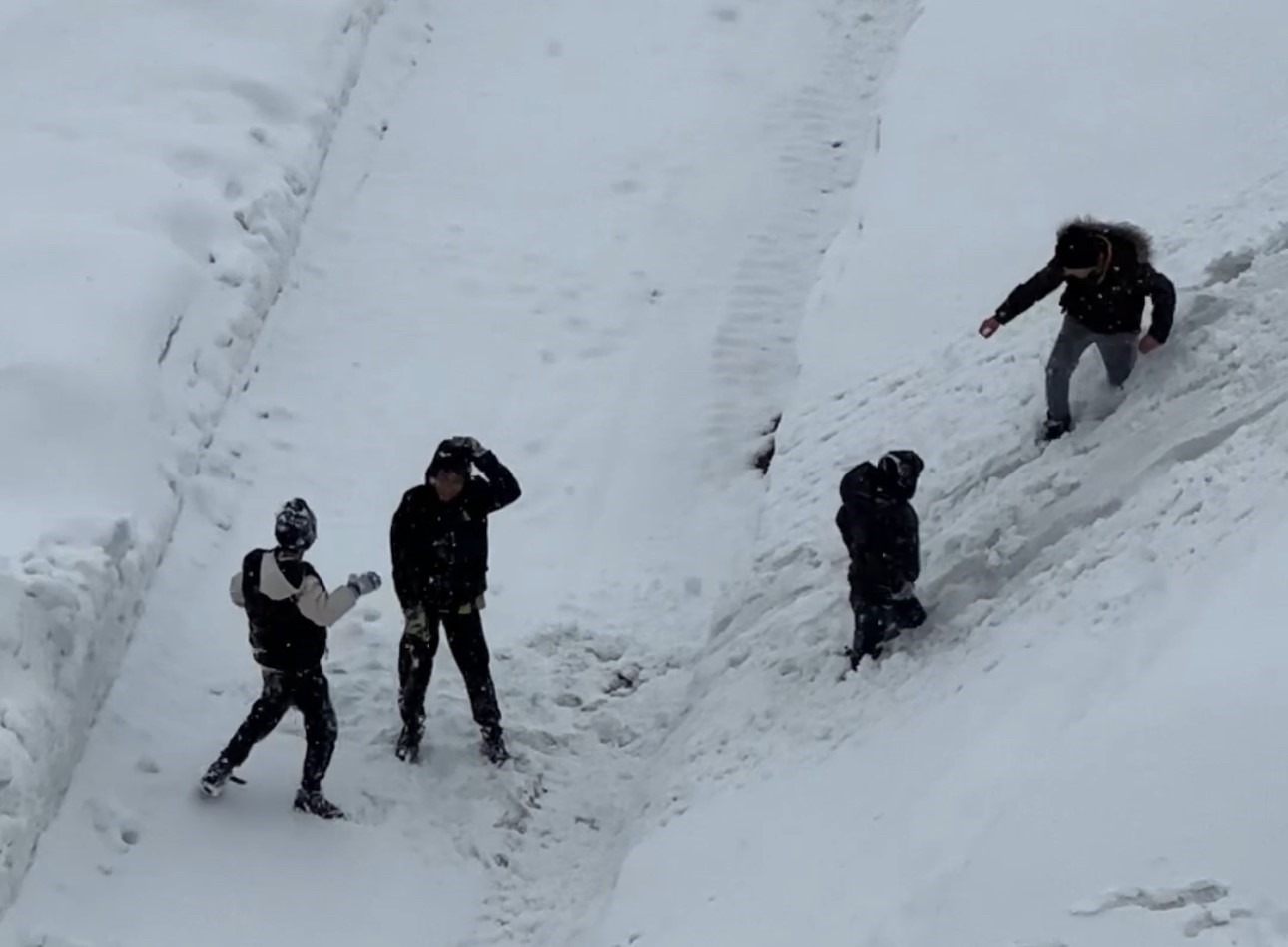 Yüksekova’da tepsiler kızak oldu, karlı yamaçlar oyun alanına dönüştü

