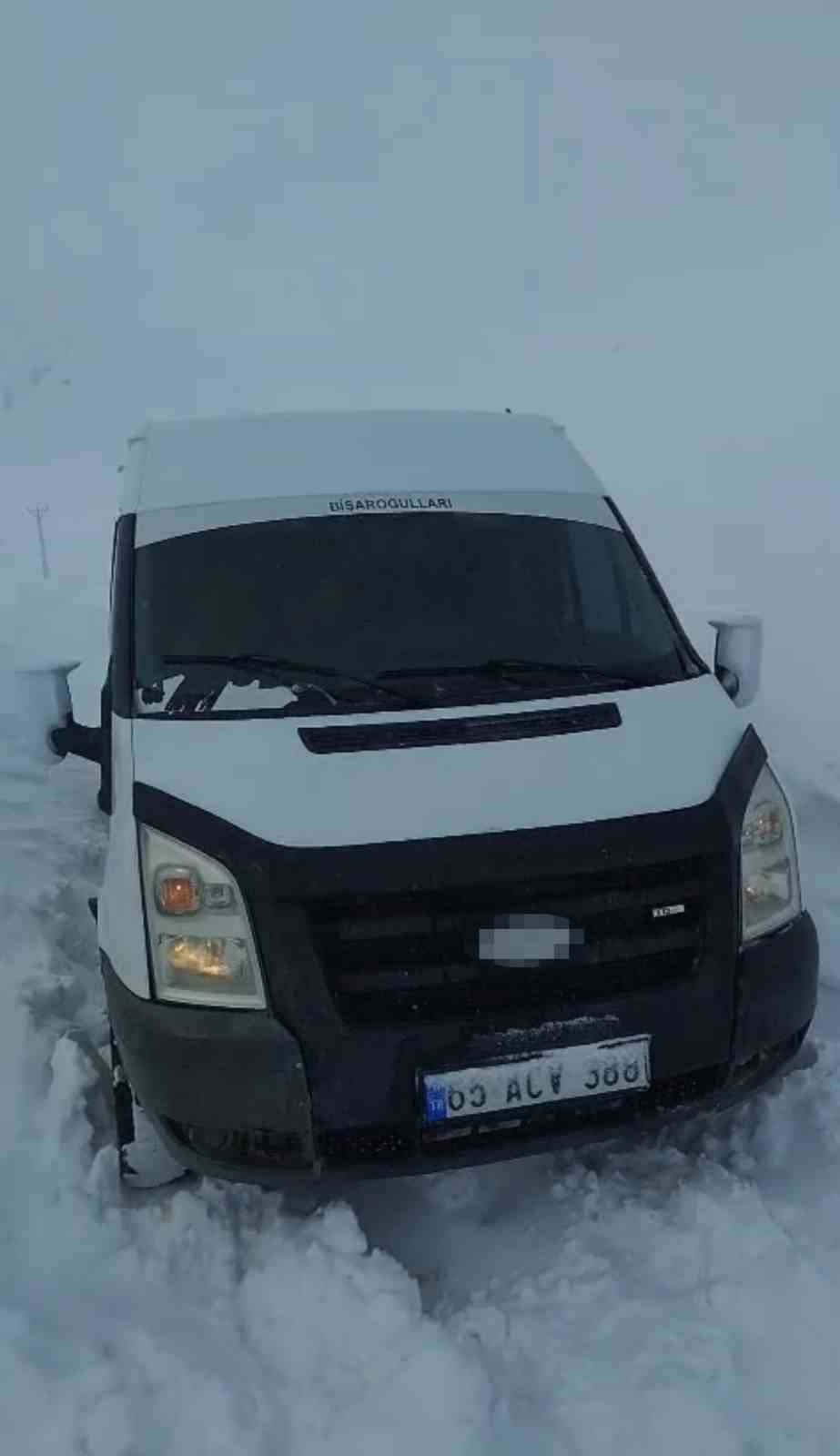 Yüksekova’da tipide yolda mahsur kalan vatandaşlar kurtarıldı
