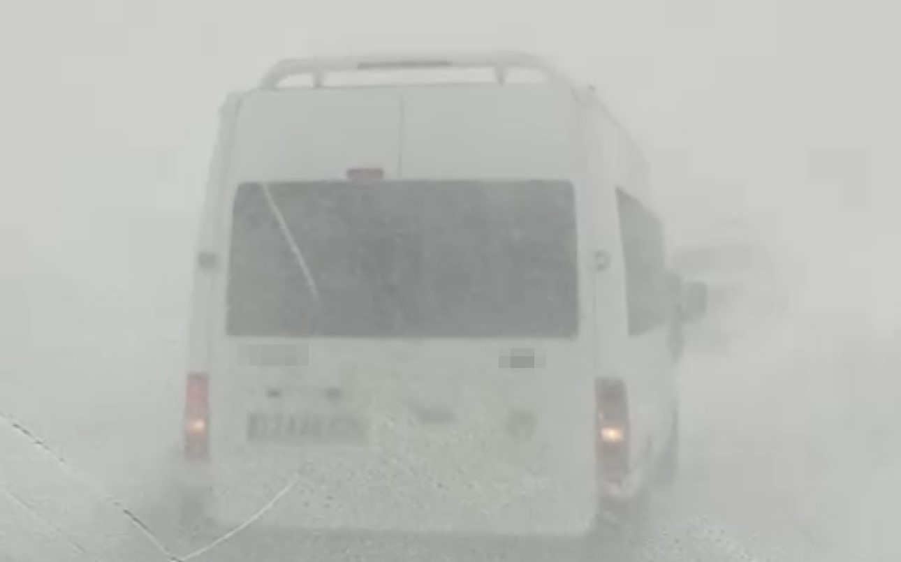 Yüksekova’da tipide yolda mahsur kalan vatandaşlar kurtarıldı
