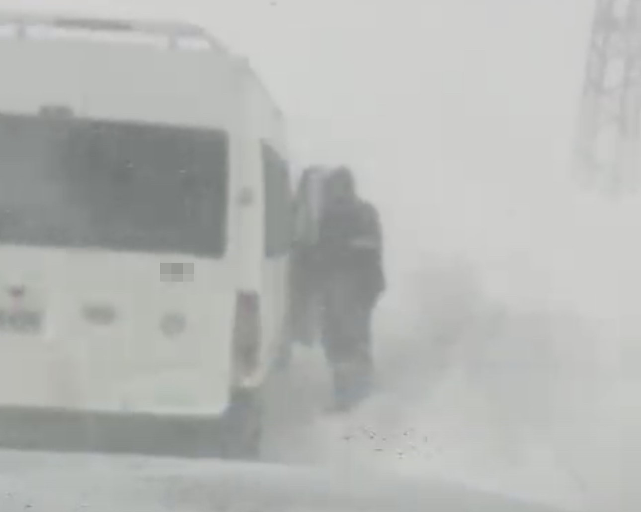 Yüksekova’da tipide yolda mahsur kalan vatandaşlar kurtarıldı
