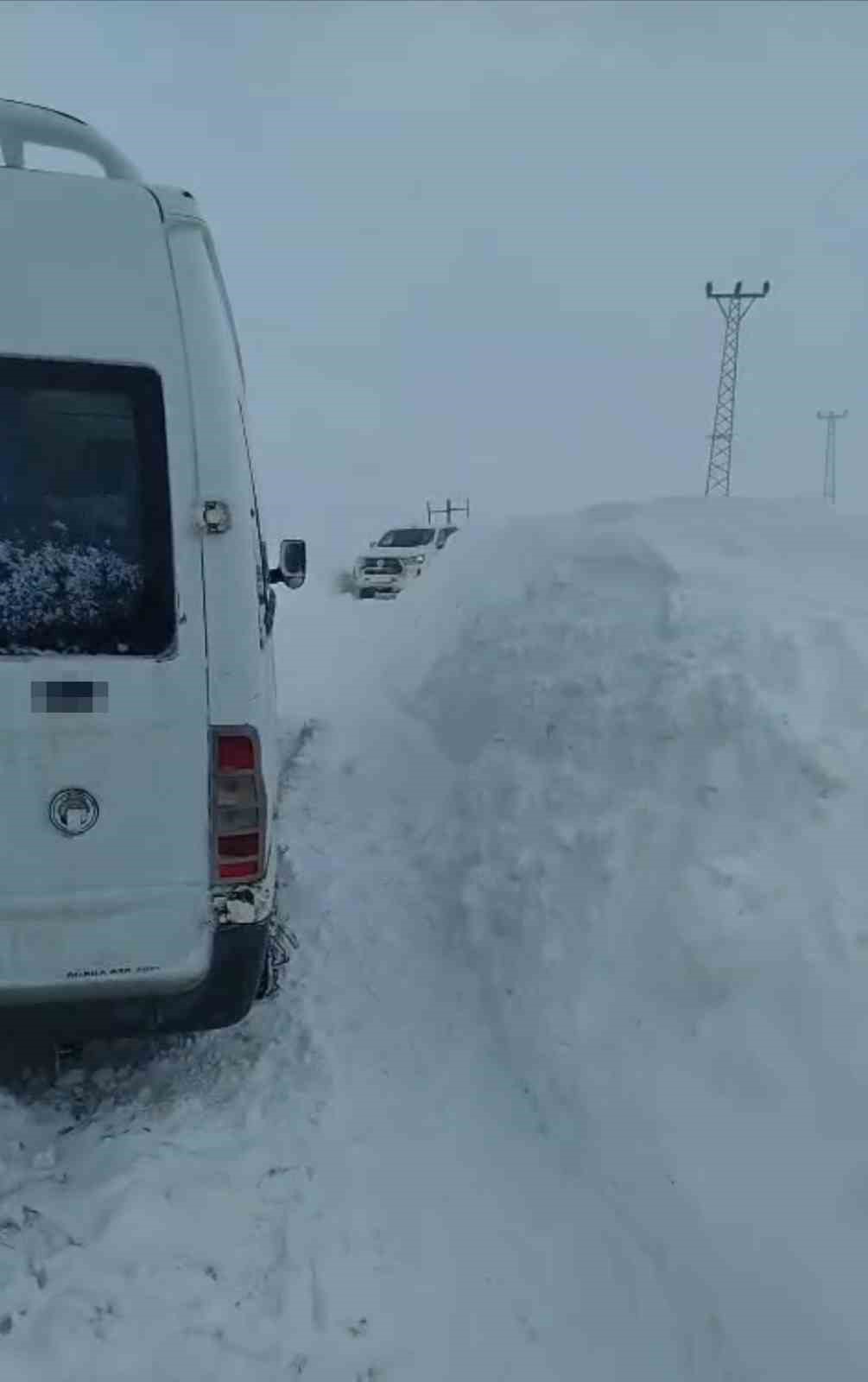 Yüksekova’da tipide yolda mahsur kalan vatandaşlar kurtarıldı
