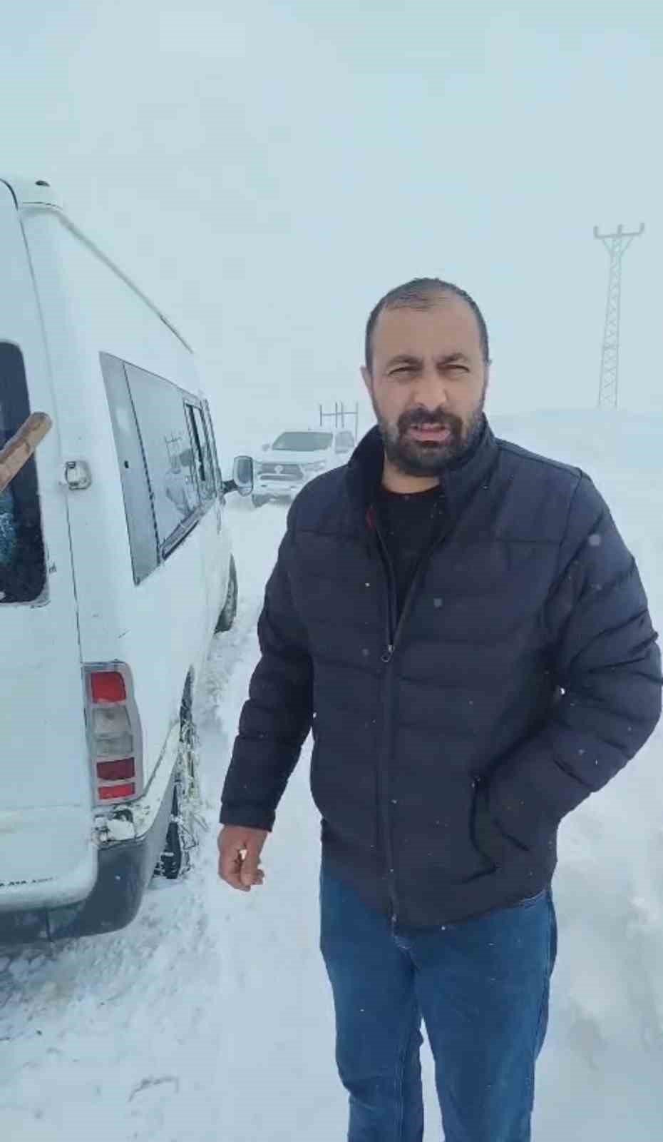 Yüksekova’da tipide yolda mahsur kalan vatandaşlar kurtarıldı
